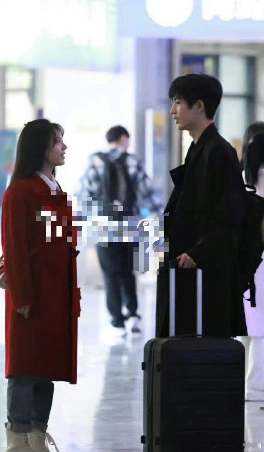 总感觉赵今麦和张凌赫这个剧的服装不太行啊。。感觉土土的。。 ​​​