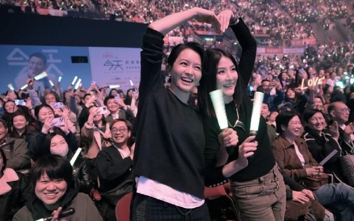 近日陈慧琳和梁咏琪一起出席刘德华的演唱会，两位看起来都很显年轻。

陈慧琳上身穿