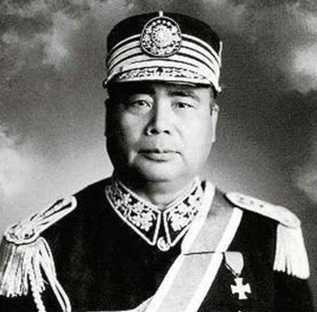 据冯玉祥身边人回忆，他在军营里经常干一件让士兵意外的事——蹲在地上给小兵剪脚趾甲