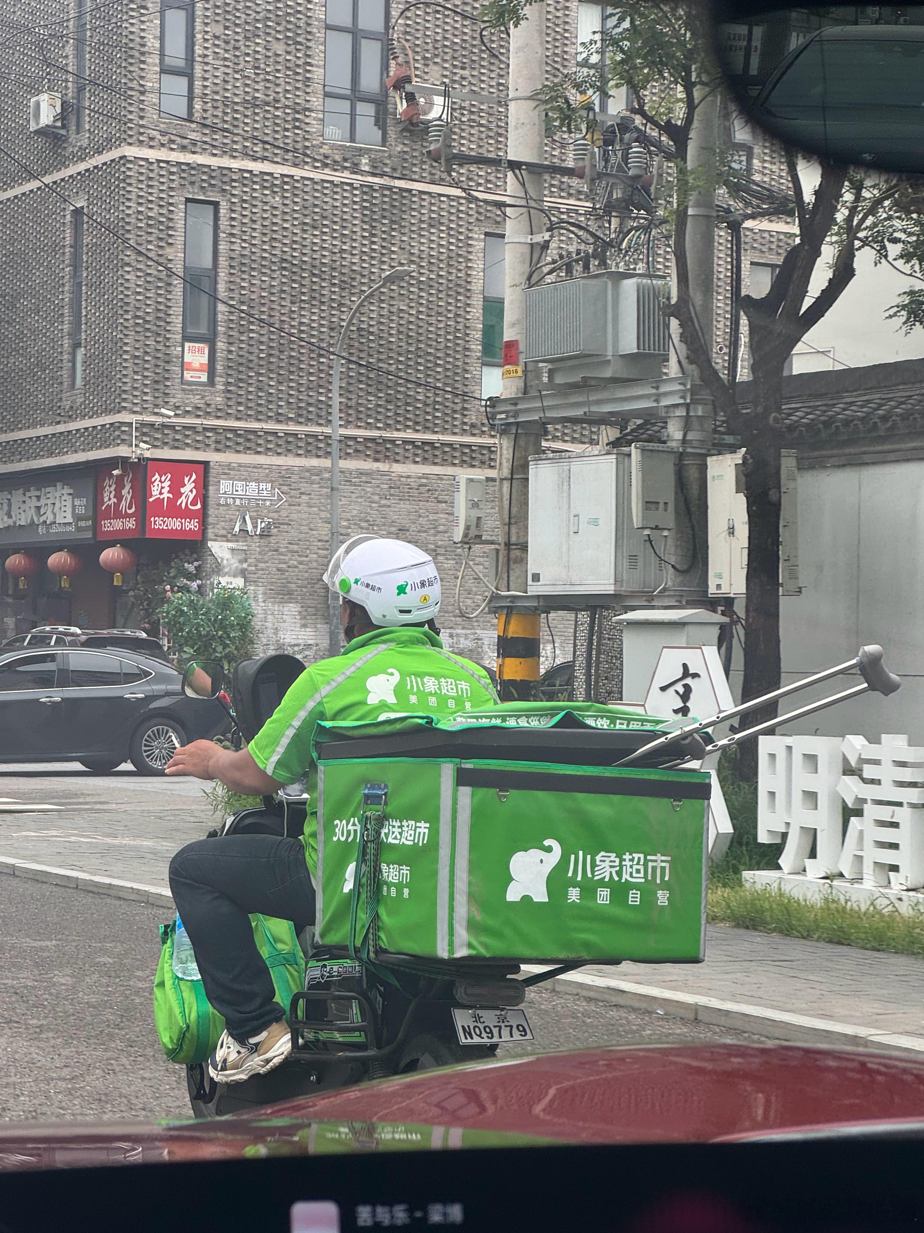 这外卖员也真不容易。。这咋去没电梯的楼层送 