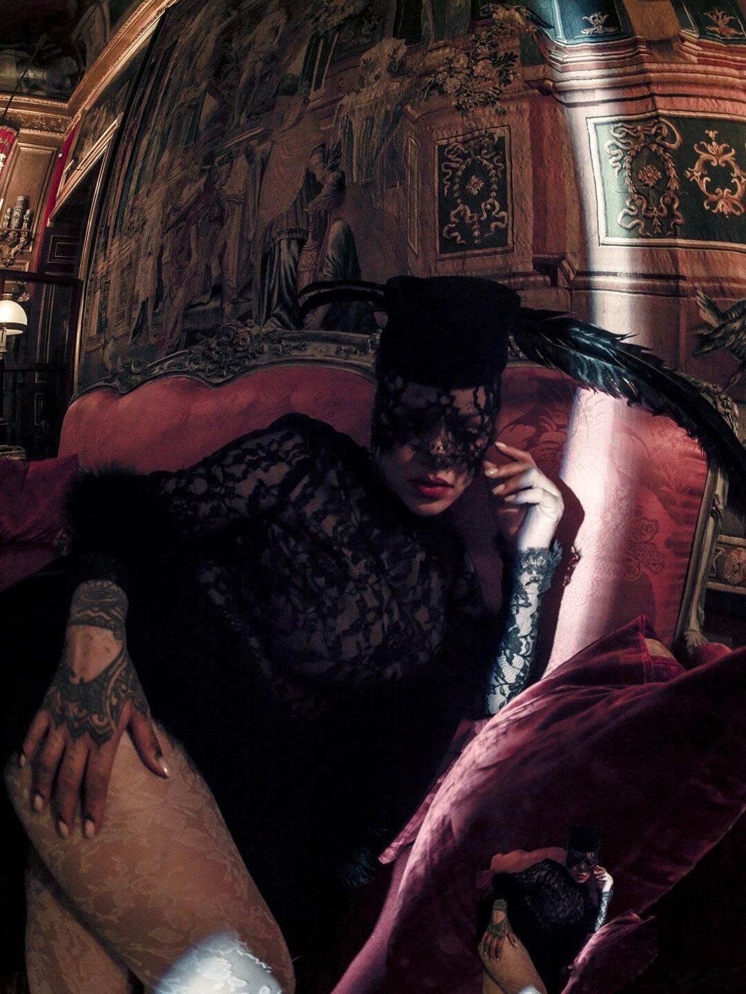 蕾哈娜带小女儿Rocki登上W Magazine封面，顶流母女！ 