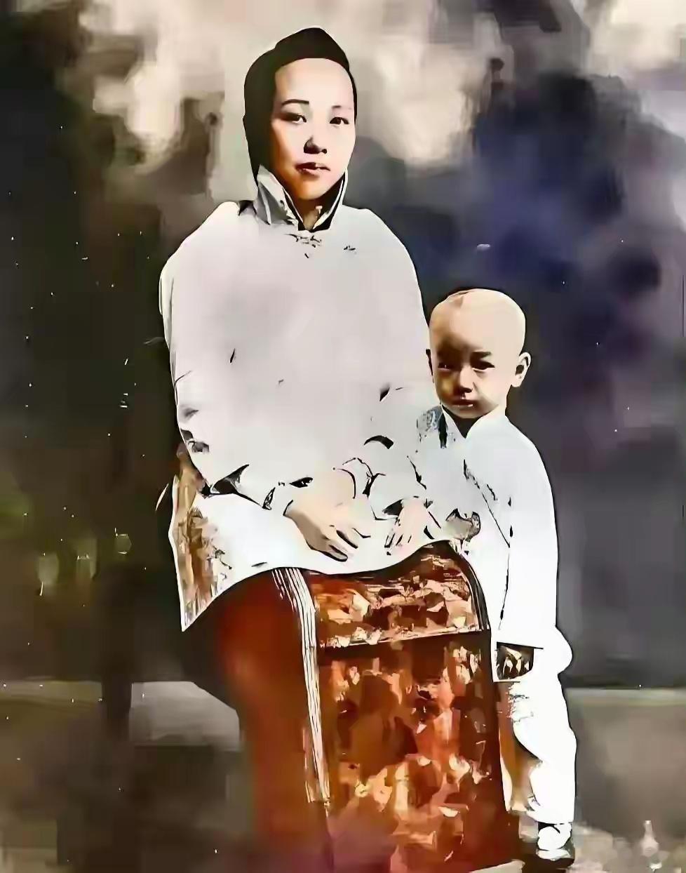 谁想到这个靠在妈妈怀里的小不点，就是后来一个人能顶五个师的钱学森！ 