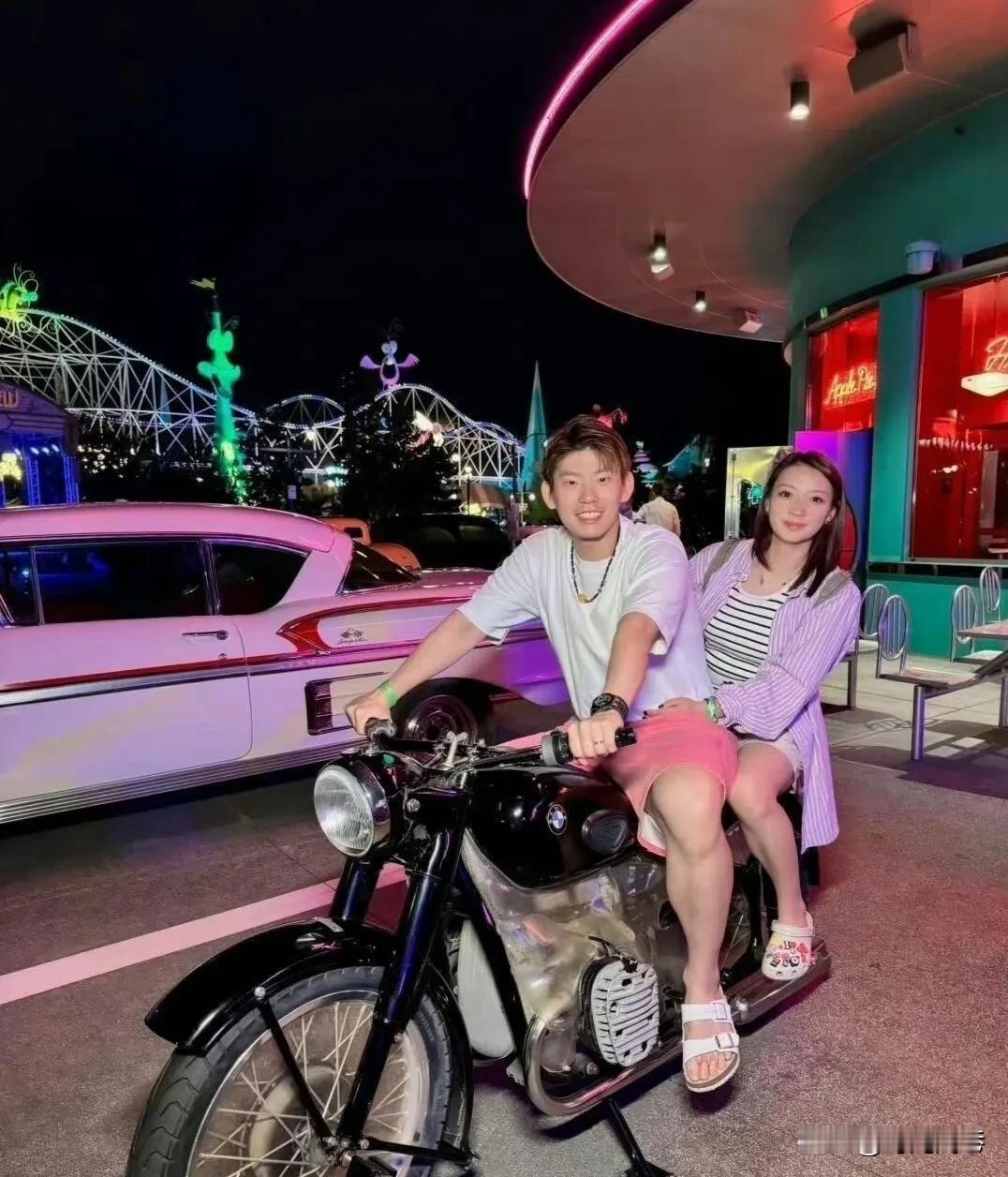 他们俩人都是国羽优秀的冠军运动员！90后的他们充满了年轻人的朝气和活力。照片中的
