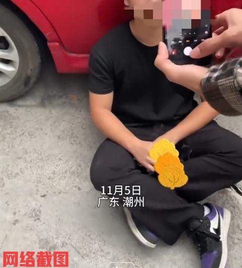 广东潮州有男生因临时需要红底照片。

在一时之间没有找到打印店，犯难之际又实在没