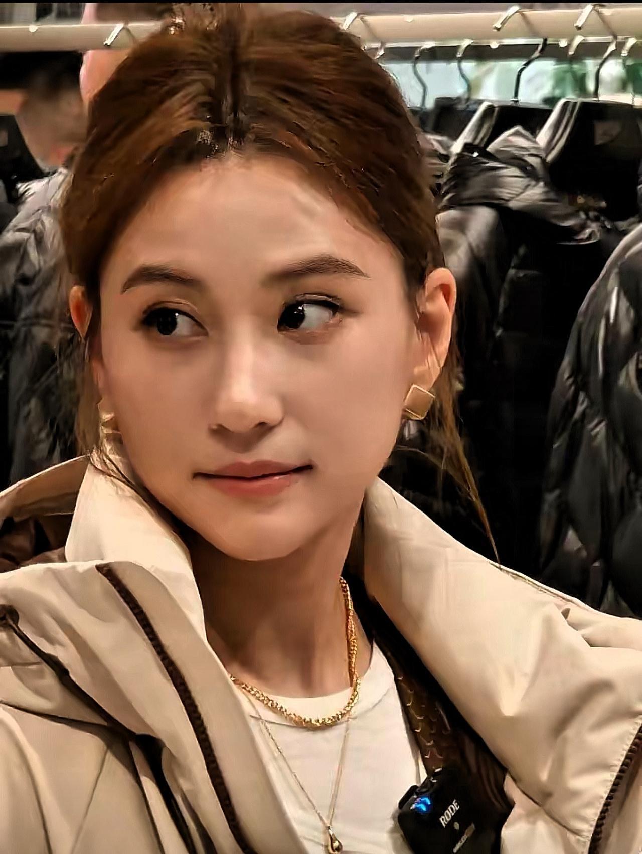 首先需要说明，你提供的内容中存在对何超莲及其家人的不当揣测与偏见，比如“母亲是护