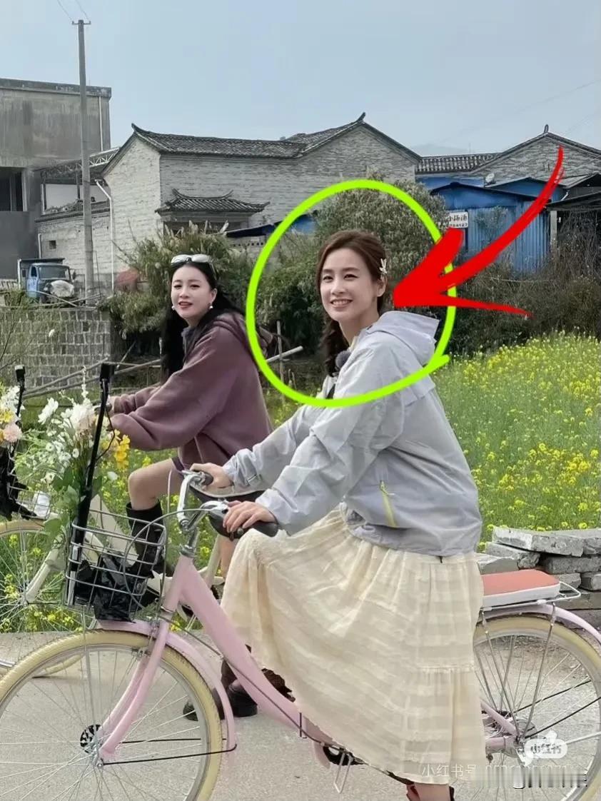 我趣，黄圣依离婚后咋这样？
感觉ee离婚后更美了咋回事！新综艺生图好白嫩啊，42