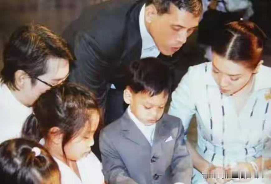 泰王陪着提帮功，陪着陪着提帮功就长大成人了。话说提帮功面相很憨厚，看得出来他是个