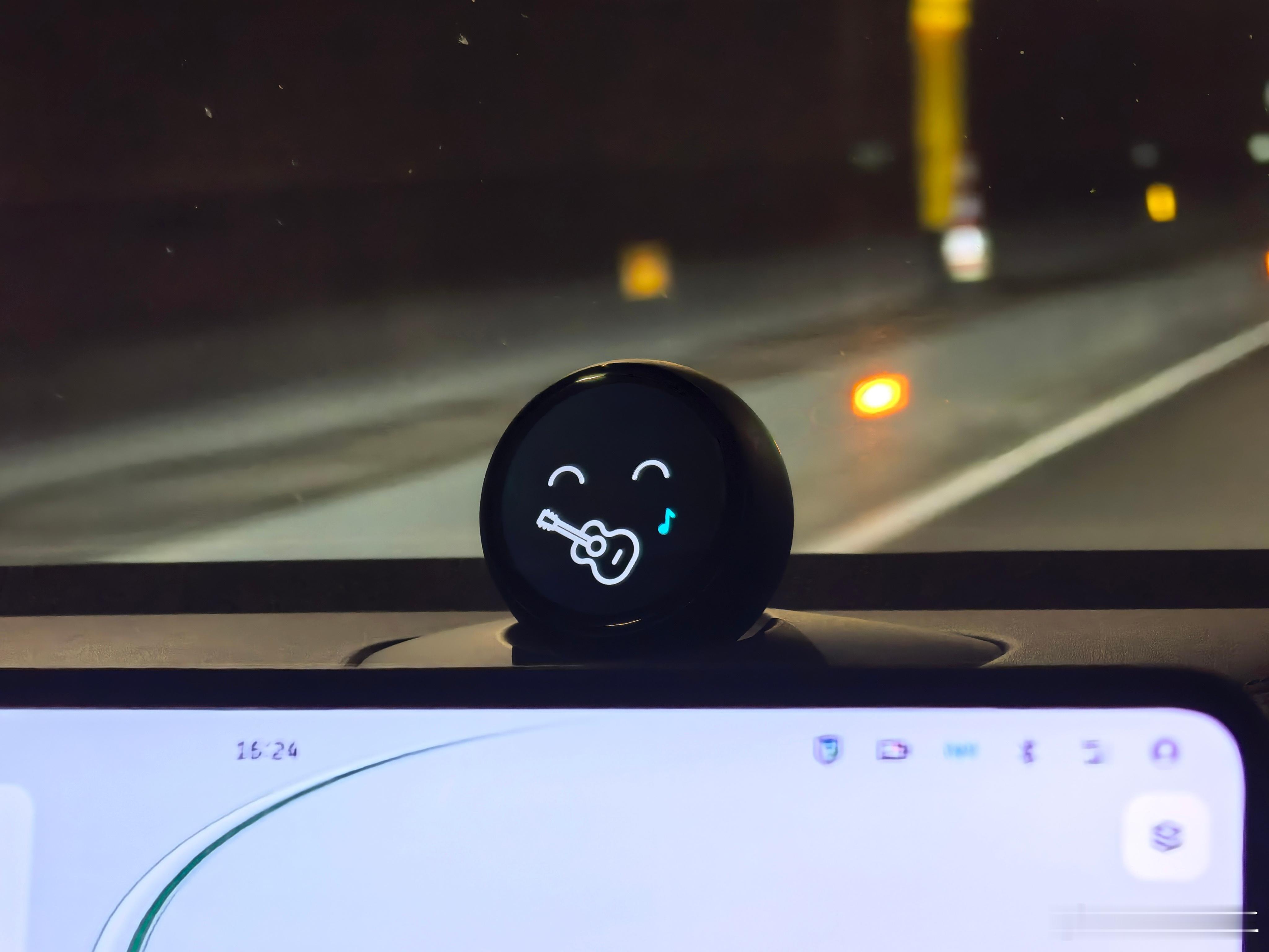 这车内氛围好好看啊，淡淡的蓝调，瞬间觉得赶路都变舒服了，这感觉谁懂啊蔚来ET5T