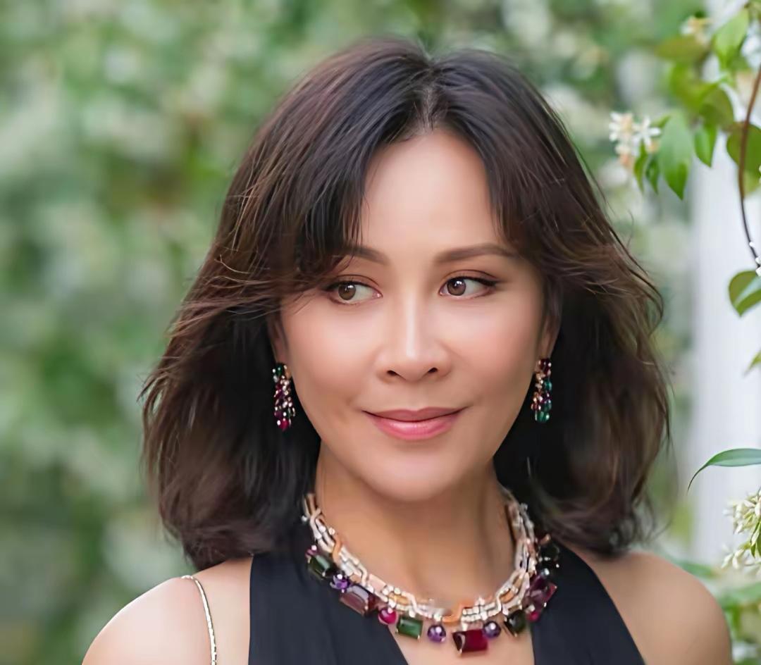 刘嘉玲这段话说得太实在了。谁没试过这种感觉？第一次炒股赚了点，就觉得自己是天选之