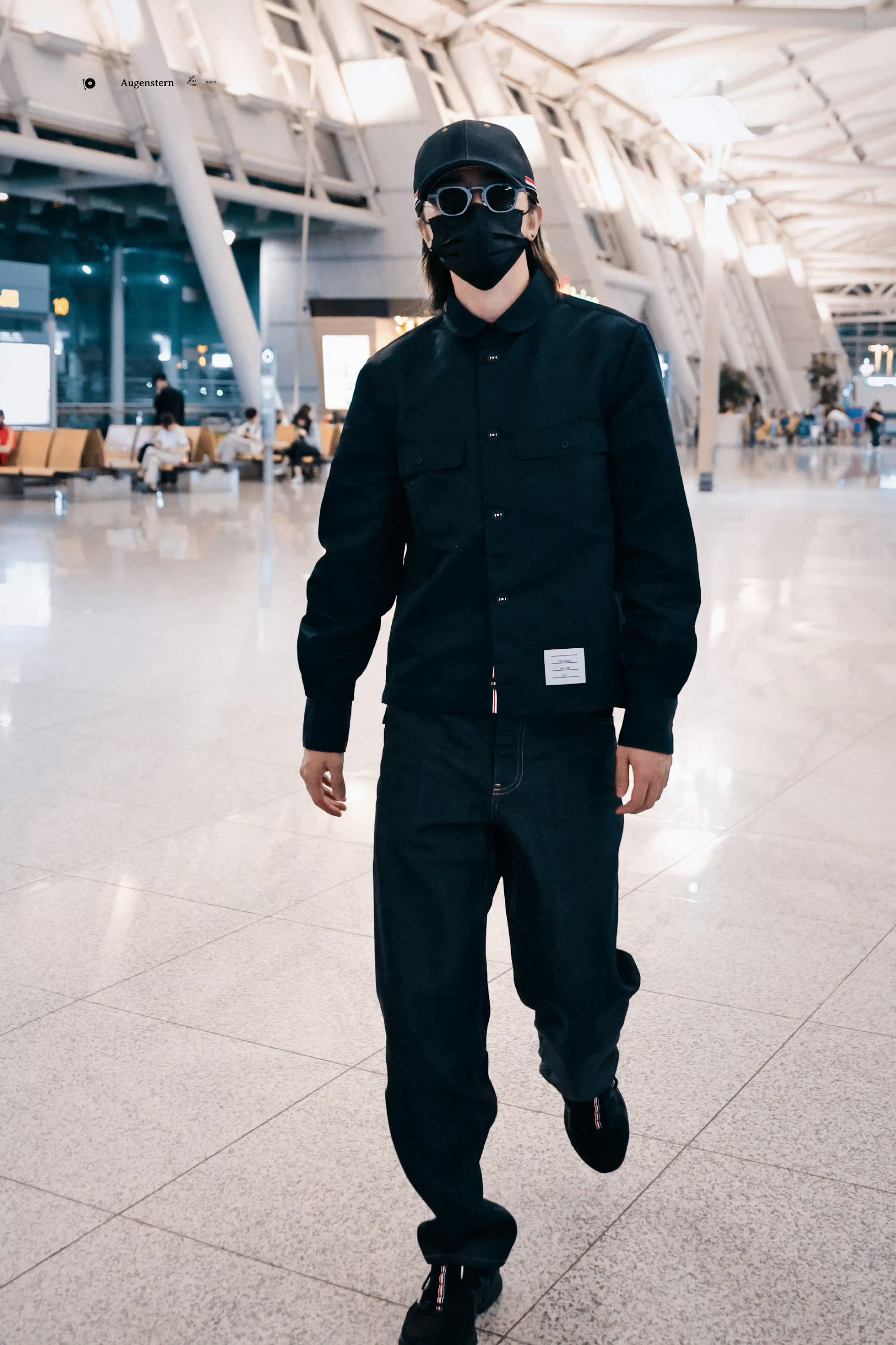 蔡徐坤  启程 米兰男装周 机场路透，继Met Gala 定制后造型后，和Tho
