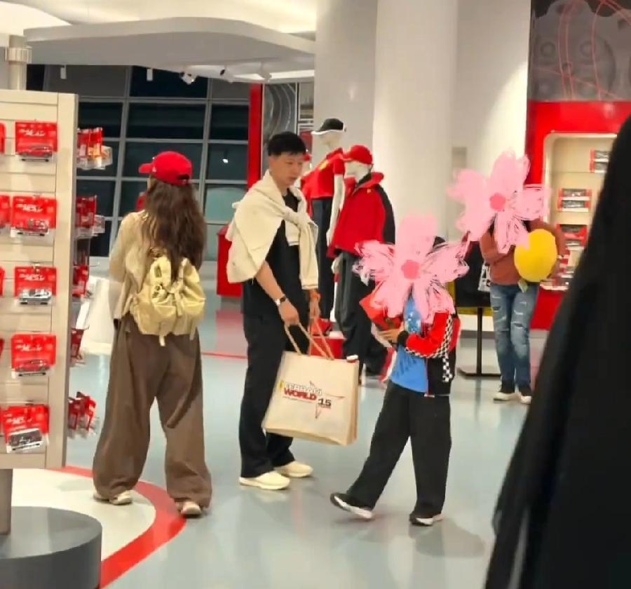 马龙一家在阿布扎比旅游被偶遇。与妻子、儿子甜蜜日常被路人记录。
原来马龙会叫自己