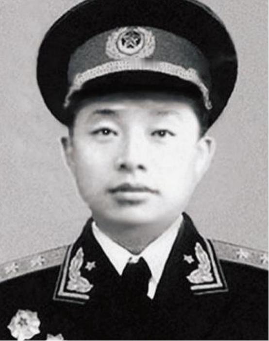 1955年，这张年轻稚嫩的面庞，却肩扛中将军衔，实在令人惊叹，这位将军便是“万岁