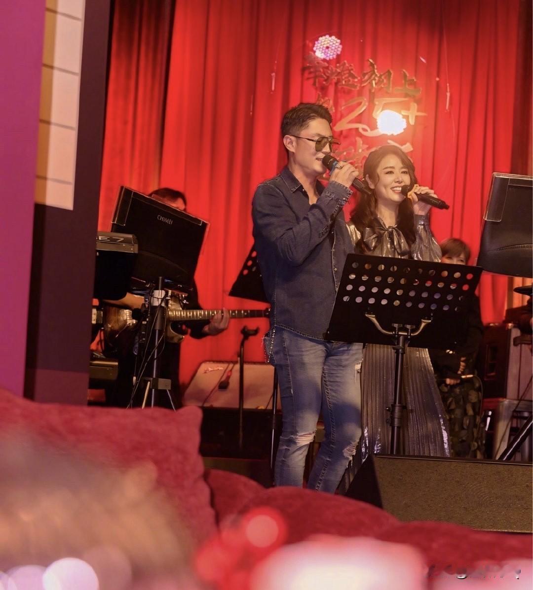 林心如生日会上，霍建华和她一起合唱歌曲。
谁说霍建华不爱笑的，私下的他不是笑得挺