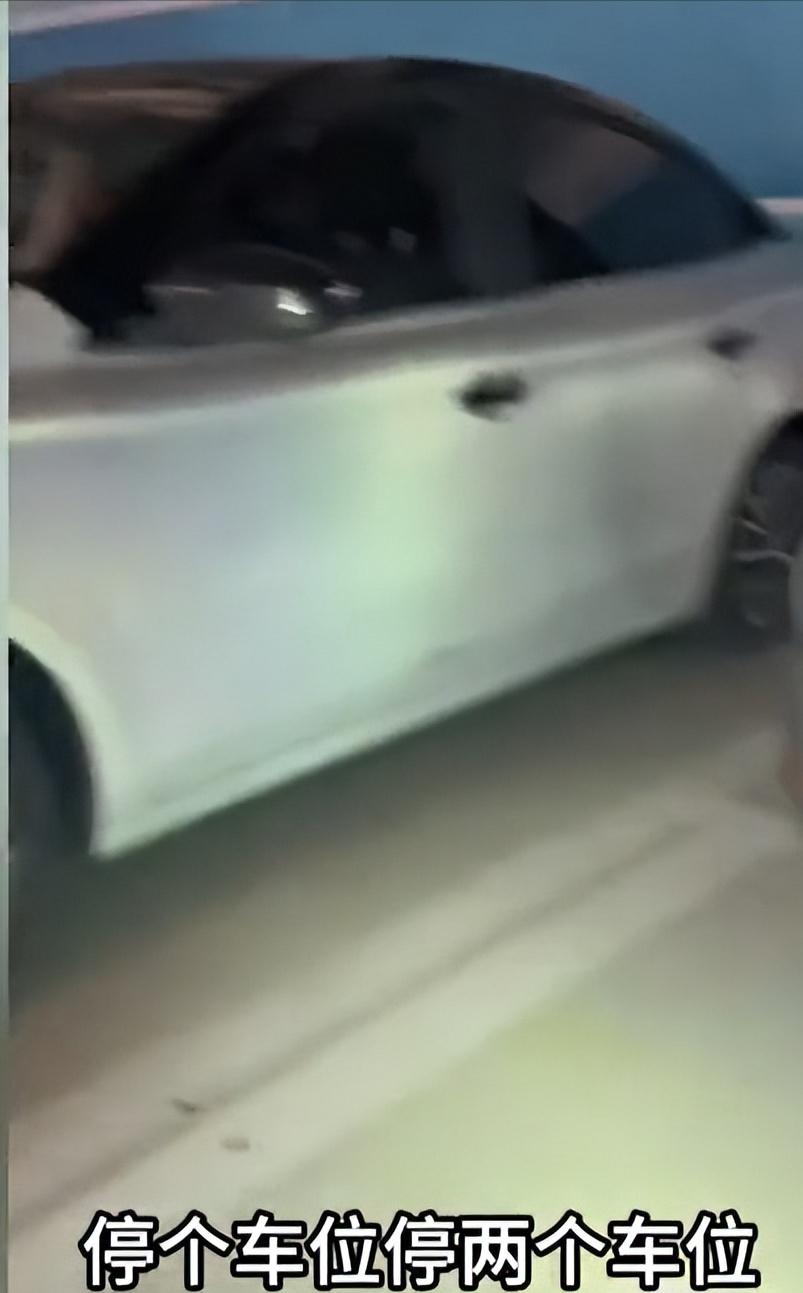 四川成都，女子和丈夫吃饭喝了酒，无法开车回酒店了，他们就叫了一个代驾，一路上代驾