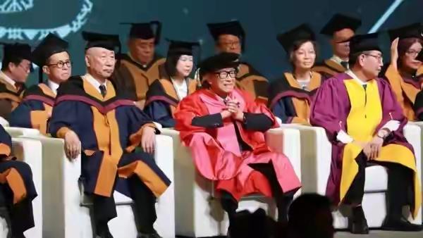 据报道，汕头大学党委书记唐锐最近专门出来辟谣，李嘉诚没有不管汕头大学，李嘉诚没有