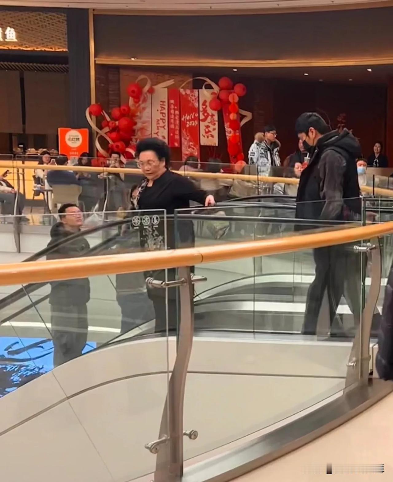 秦昊逛街口罩白戴，妈妈作为东北罗文姬全网都认识～

大年初三，秦昊与妈妈出现在沈