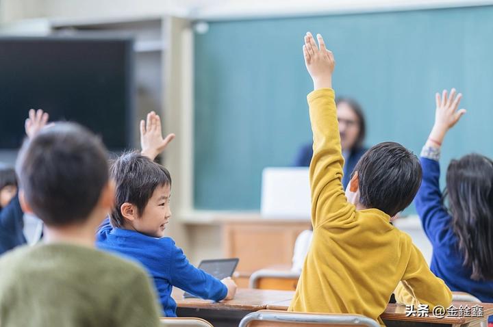 每天消失22所小学：乡村教育的“阵痛”与新生

近日，一组数据引发社会关注：我国