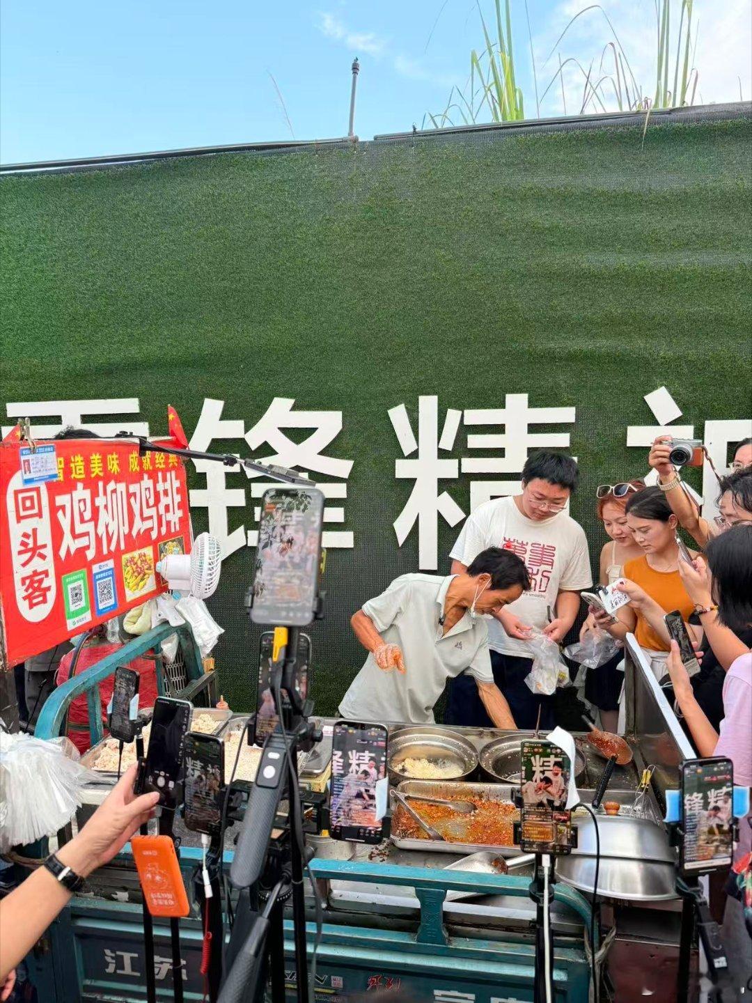 鸡排家族10月1日出10个摊位上次去还遇到了鸡排舅、鸡排嫂、鸡排奶，不得不说鸡排
