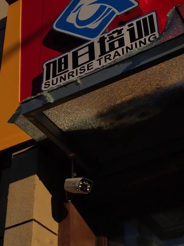 看到“日影斜长西照水”这上联，瞬间来了兴致。这上联描绘出一幅日暮西斜，光影拉长洒