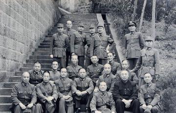 抗战胜利后，国民革命军74军57师师长李琰率该师所有军官在南京中山陵合影。
李琰