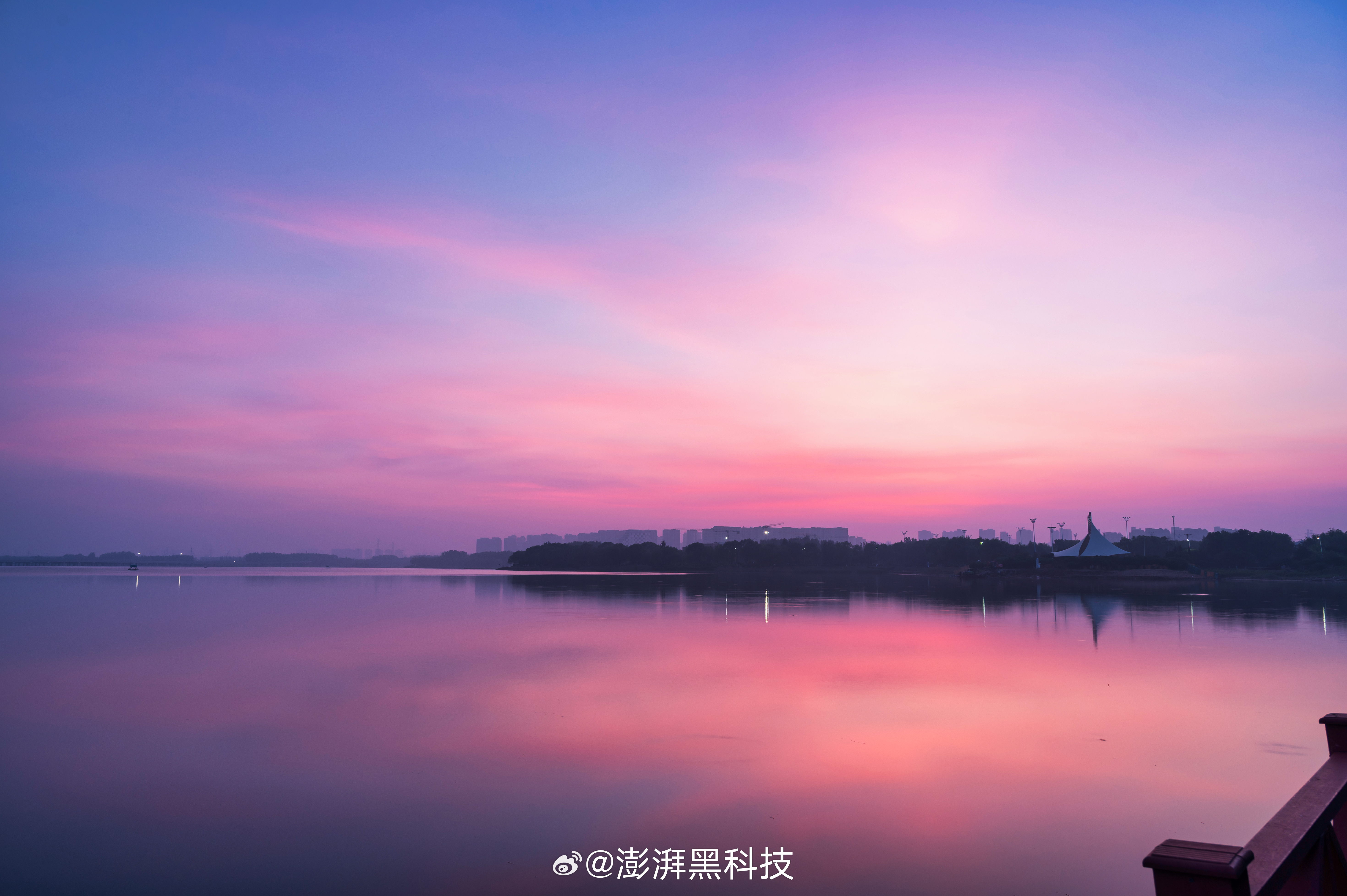 凌晨3点起来没看到朝霞晚上再探也没看到晚霞但却看了一场舞台剧🎶 还有一场乐队的