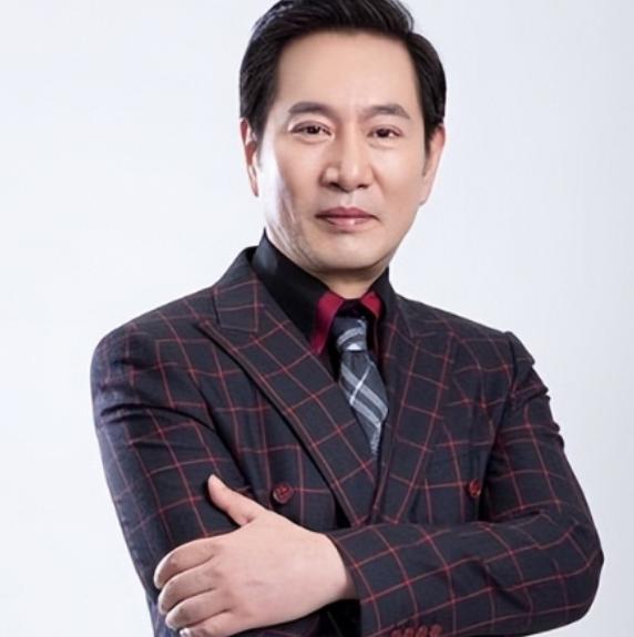 一次，记者问52岁的姚刚:“你长得浓眉大眼、英俊帅气，不结婚太可惜了！”姚刚说: