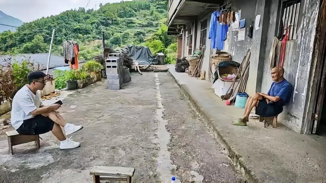 原来，龚宝东毕业于西南政法大学法学院，当网格员只有1年的时间！这么优秀的孩子失联