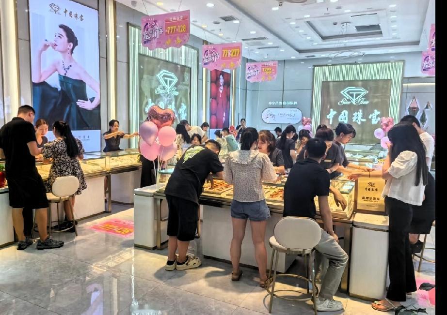 今天才发现，
金价彻底跌失控了，
黄金从1200多叠到
现在的870多每克，40