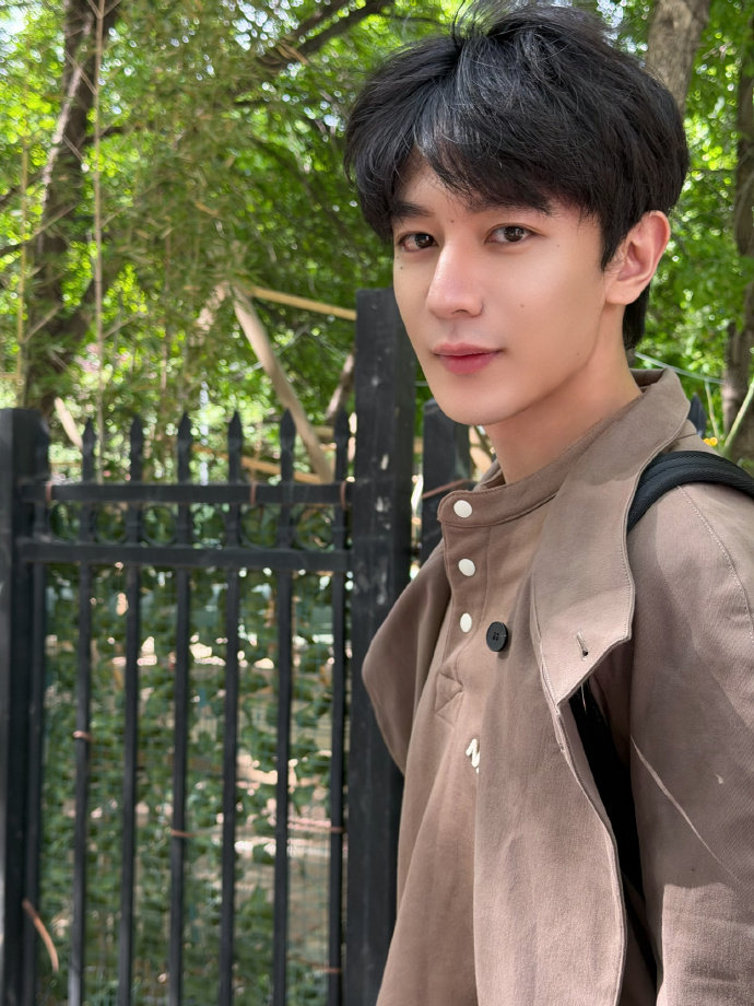 夏之光的男大课余时间 夏之光用日常诠释最好的男大模样！课余时间练架子鼓，悄悄努力