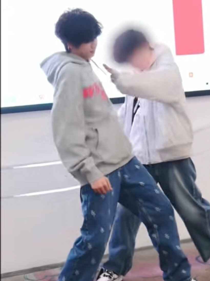 龙的天 这小妞的小细腰被咸猪手盯上了 我好着急呀ᗜⰙᗜ 