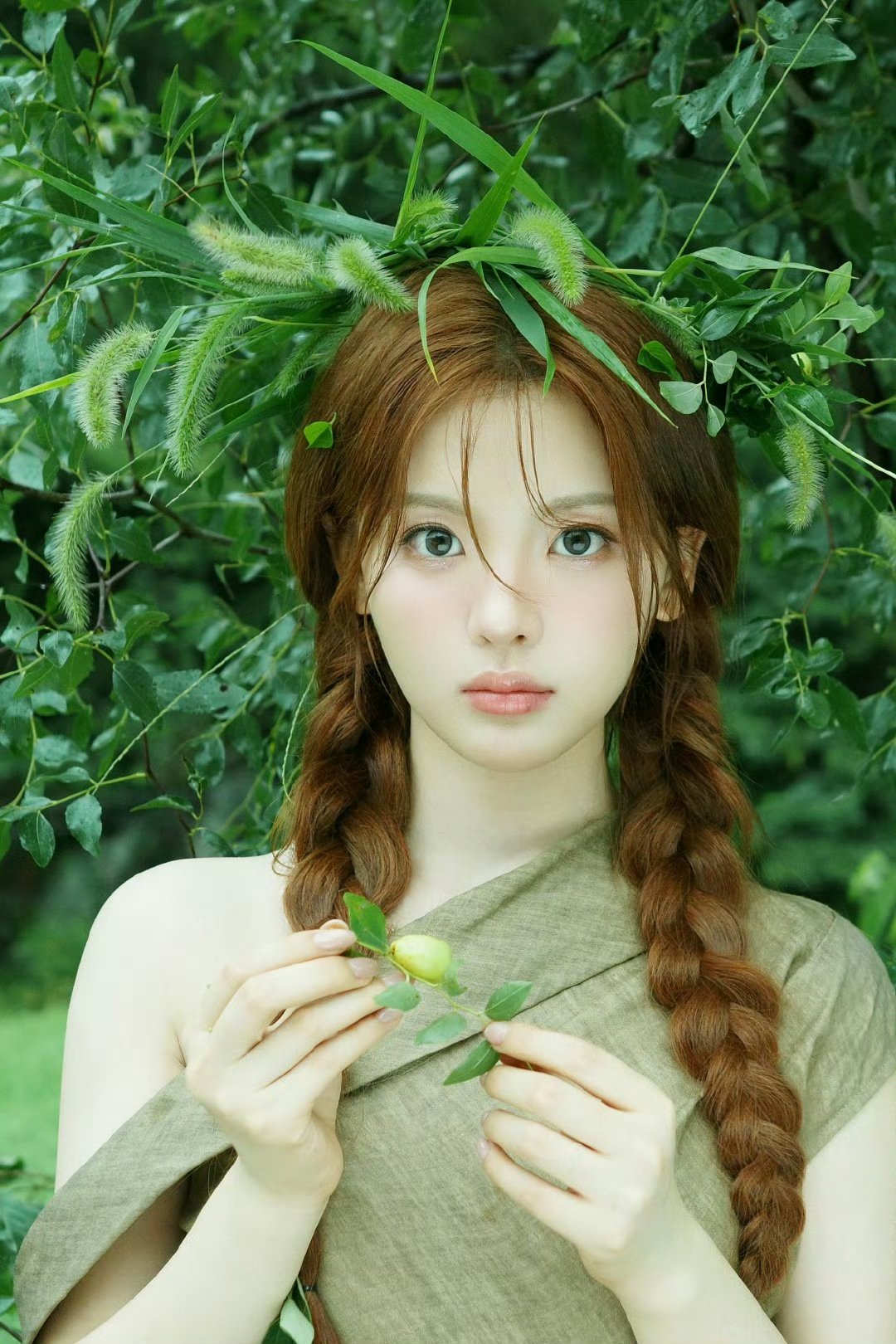 杨超越绿瞳杨超越狗尾巴草少女杨超越狗尾巴草少女，太灵了 ​​​