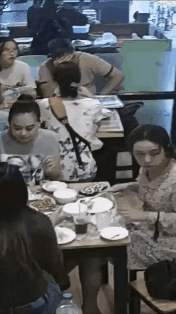 泰国这家餐馆的顾客在吃饭时，上面有东西掉了下来，你猜，看到了什么恐怖的东西？很可
