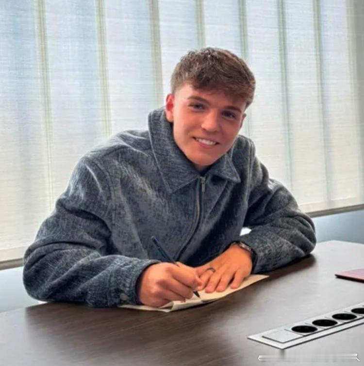 【留住未来！巴萨官方：续约18岁中场胡安·埃尔南德斯至2028年】       