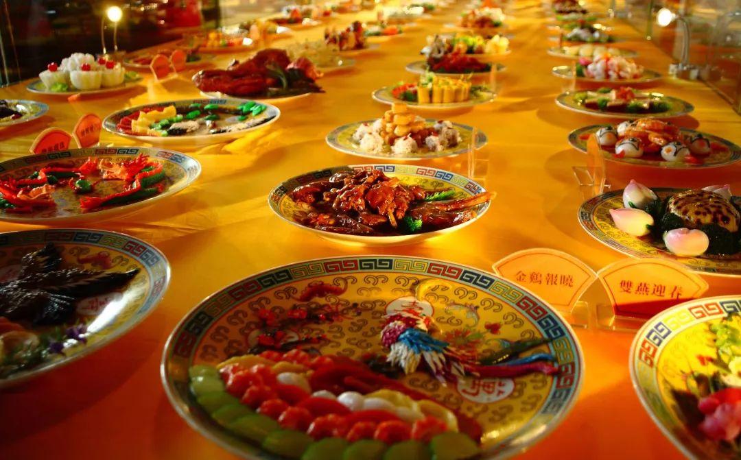 在普通人的观念中，皇帝锦衣玉食肯定顿顿吃大餐，山珍海味、满汉全席上百道的美味想吃
