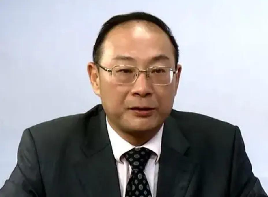 完全同意金灿荣教授的观点，中国没有必要再三要求日本就侵华罪行道歉了，日本道歉不道