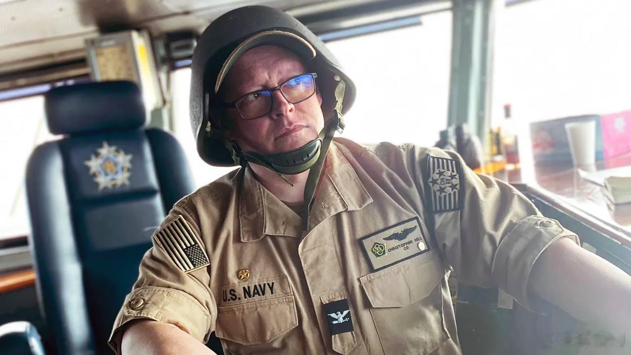 哈里·S·杜老爺號航空母艦（CVN 75）的現任指揮官，克里斯「喬達」希爾上校一