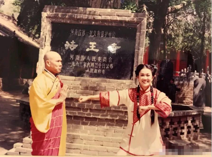 梁小冰和方丈一张合影，她笑得灿烂又可爱。这女人好命，不知她是朝哪个方向跪拜佛的，