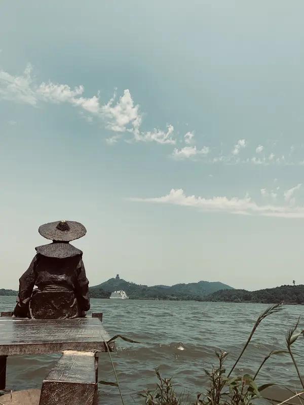 看到“人前一套伪君子”这个上联，我就想起生活里那些表里不一的家伙。就像金庸笔下《