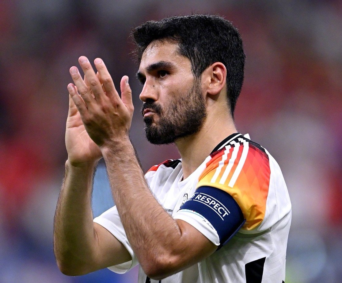 今天早上，在俱乐部完成所有文件时， 京多安与他所有的巴萨队友告别了。京多安已接受