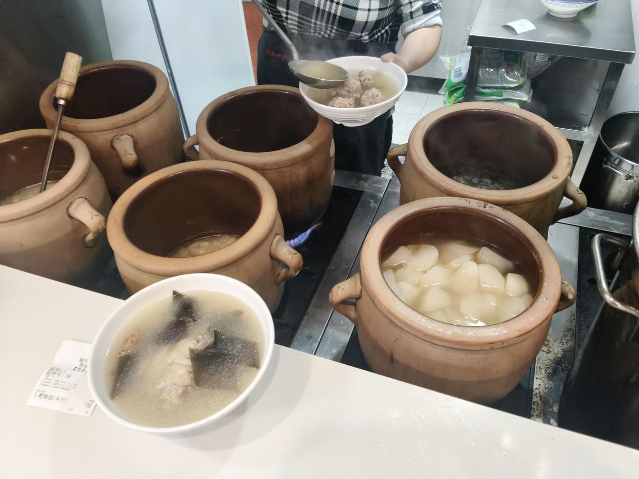 一份圆子汤10块钱，个大，6个。

米饭3块钱一个人，管饱。

总体上人均消费亲