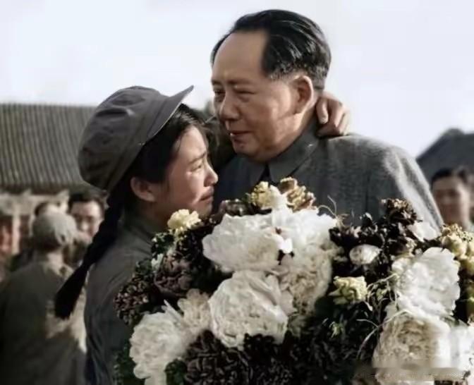 1952年5月23日在中南海怀仁堂
志愿军女一等功臣解秀梅受到毛主席接见。她给毛