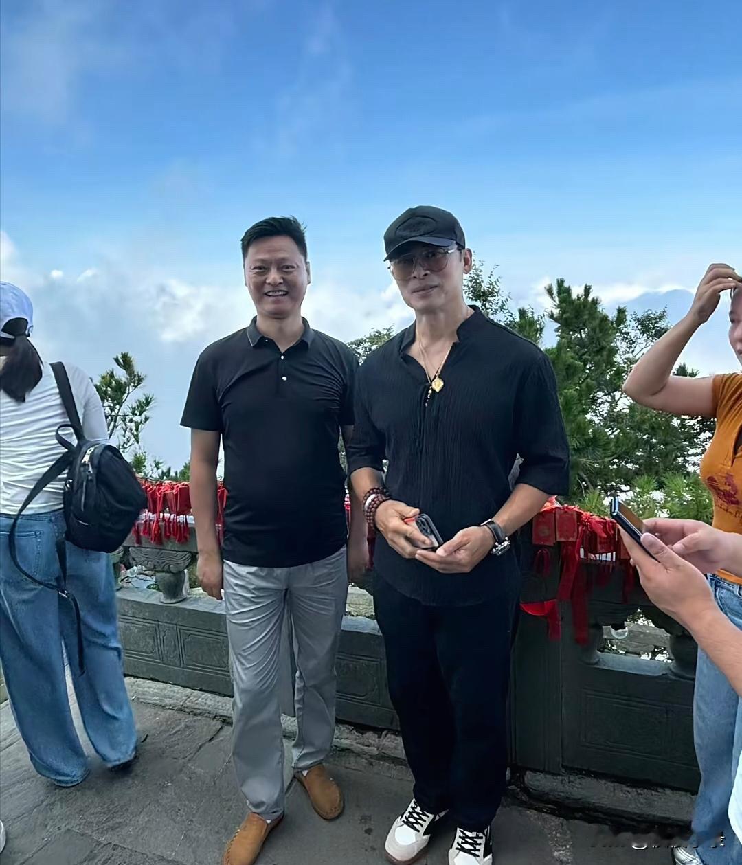 樊少皇在武当山游玩被偶遇，他看起来好矮，目测1.7米左右，但身材练得很健硕，肌肉