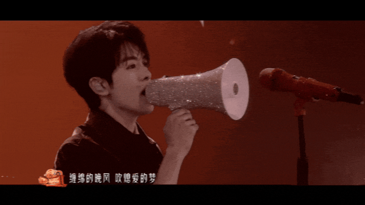曾舜晞粤语舞台港味十足曾舜晞带来《街角的晚风1997》，迷人的嗓音加上复古的灯光