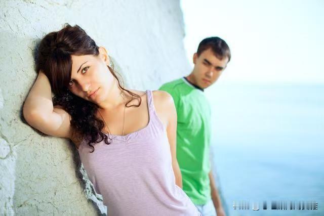 暴力解决问题，直接动手制服对方，
或者对方不同意，强行辗压，或者想办法强行推进。