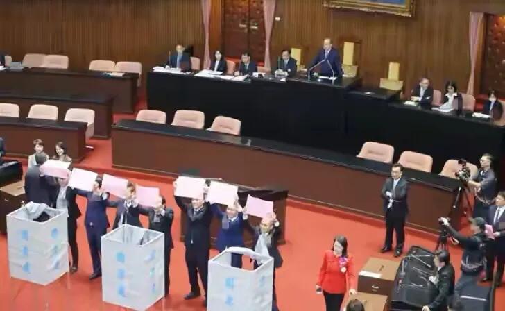 台立法龙头选举快报，韩国瑜54票、游锡堃51票、黄珊珊7票，因此将进行第二轮投票