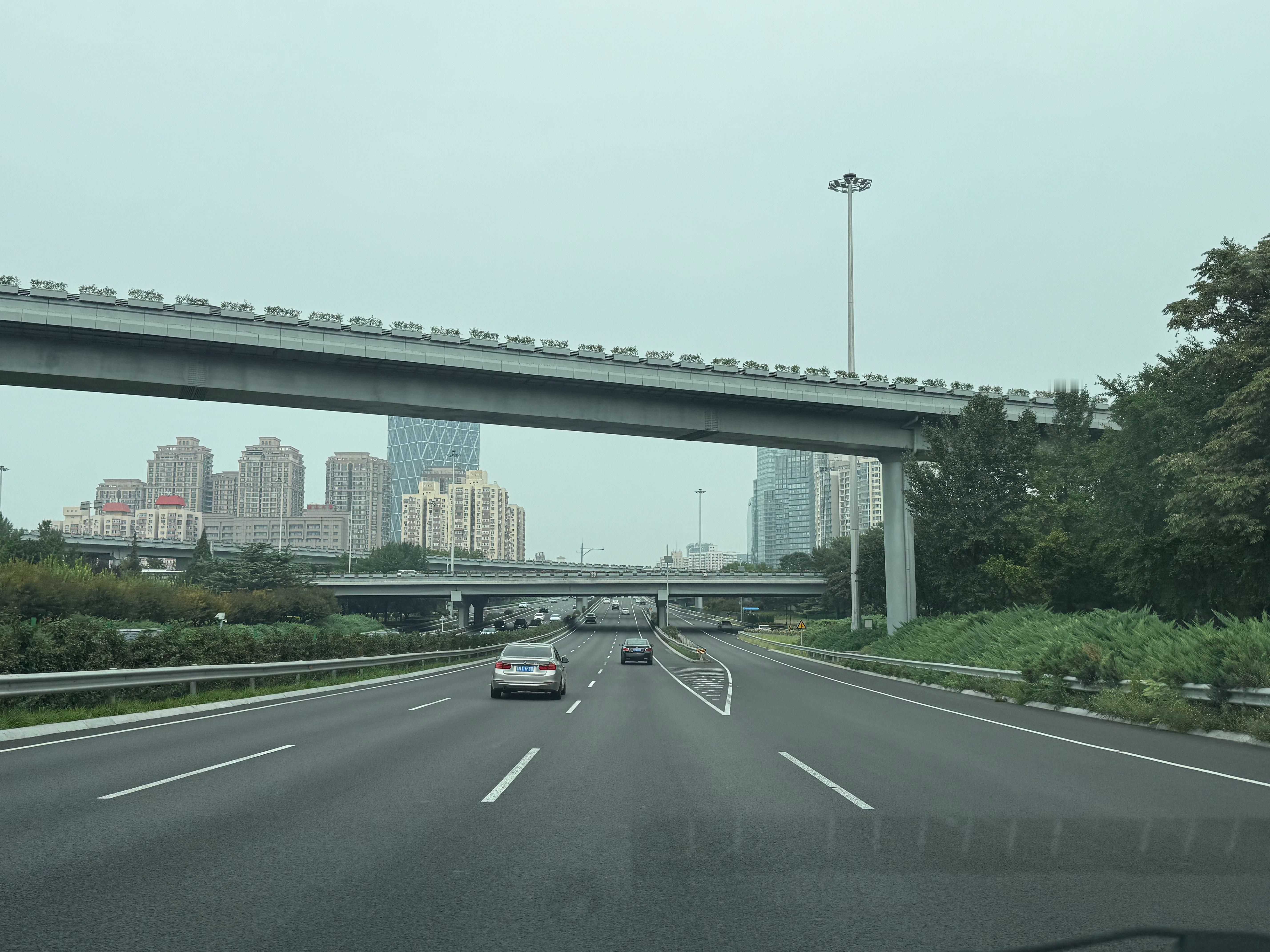 这道路通畅的不太习惯呀～  ​​​