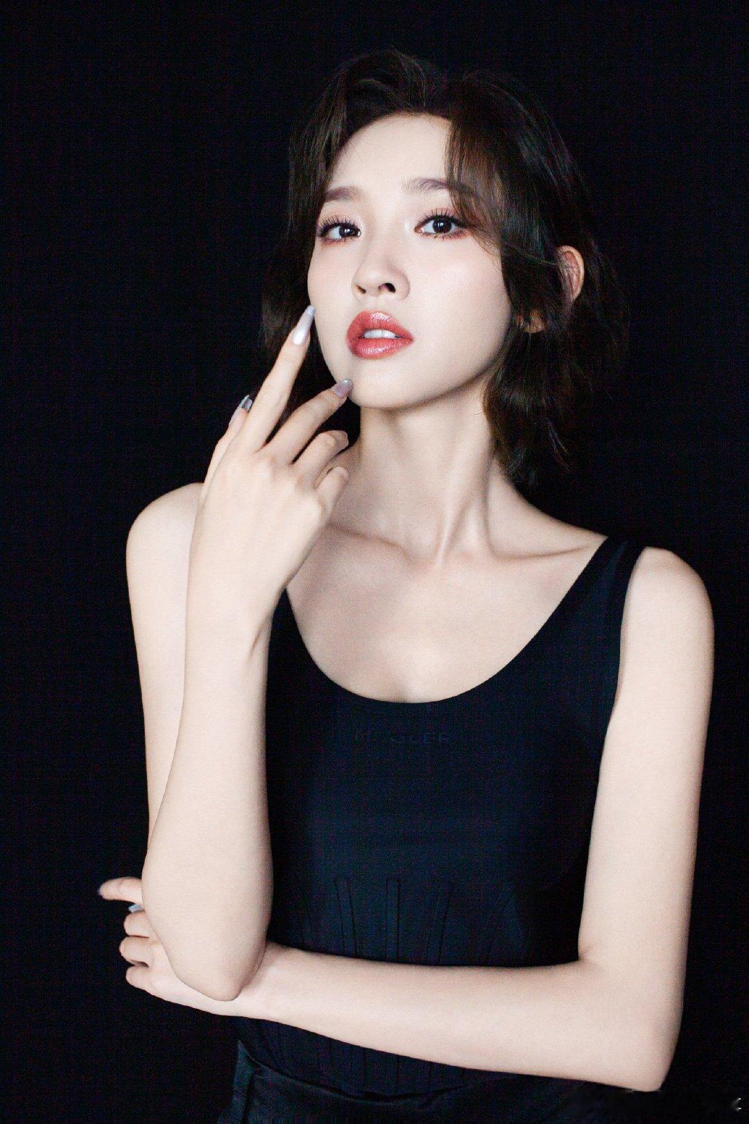 唐艺昕不知道大家喜欢什么就都发了乘风2026 这波赈灾粮质量也太高了！糖糖自拍是