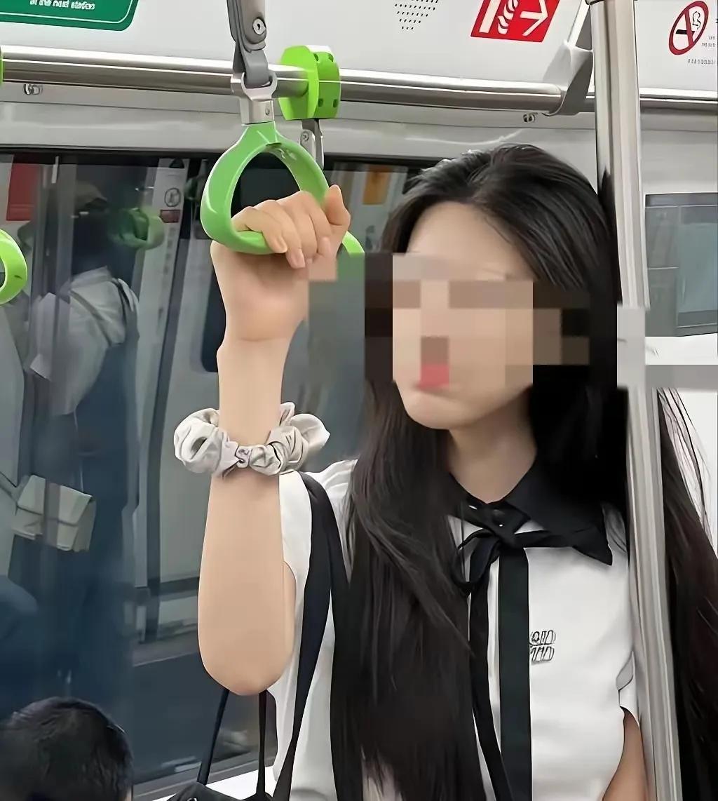 美女坐地铁发现手机被人偷了，正连着蓝牙放歌，她心想手机应该离自己不远，美女大喊：