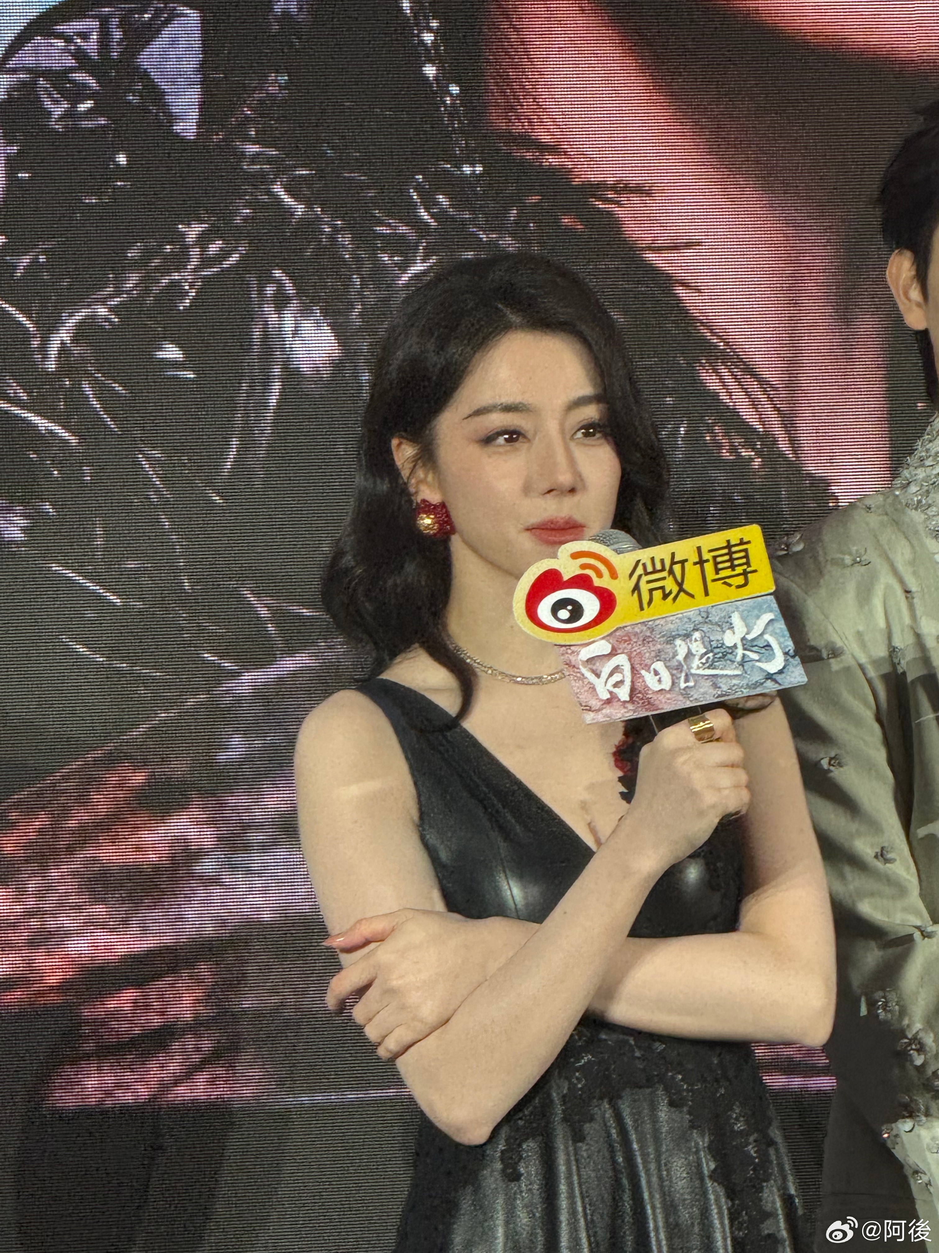 迪丽热巴追剧团生图状态谁被美到失语我不说！迪丽热巴线下生图杀伤力太强，素颜感原图