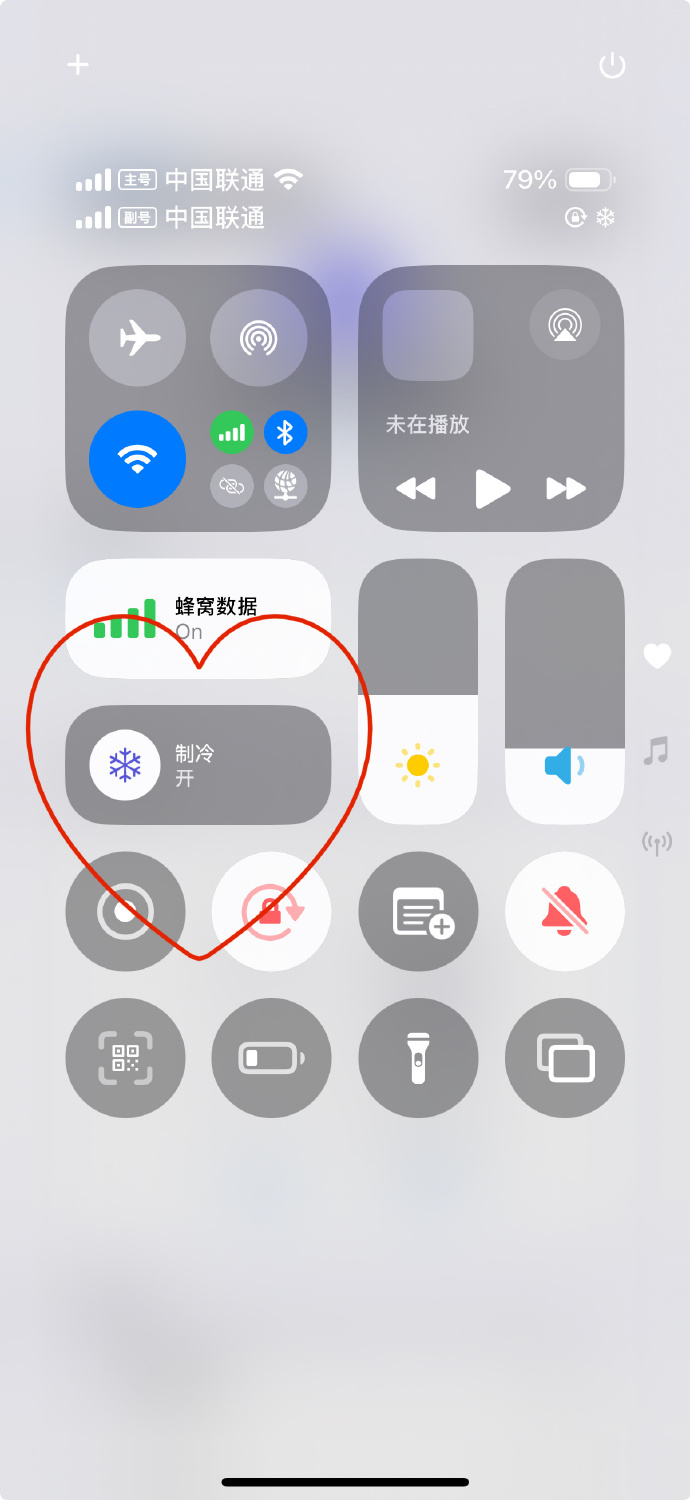 夏天充电时手机发烫怎么办 发烫那就打开空调模式好啦开个玩笑，夏天充电发烫很正常，